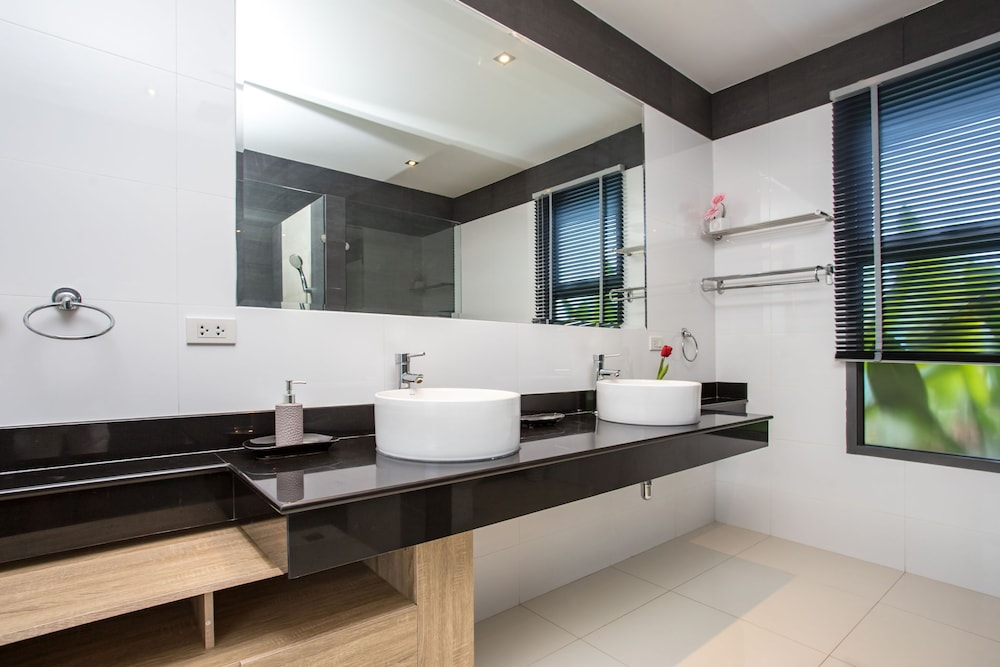 Modern 4BR Pool Villa Virginie Naiharn