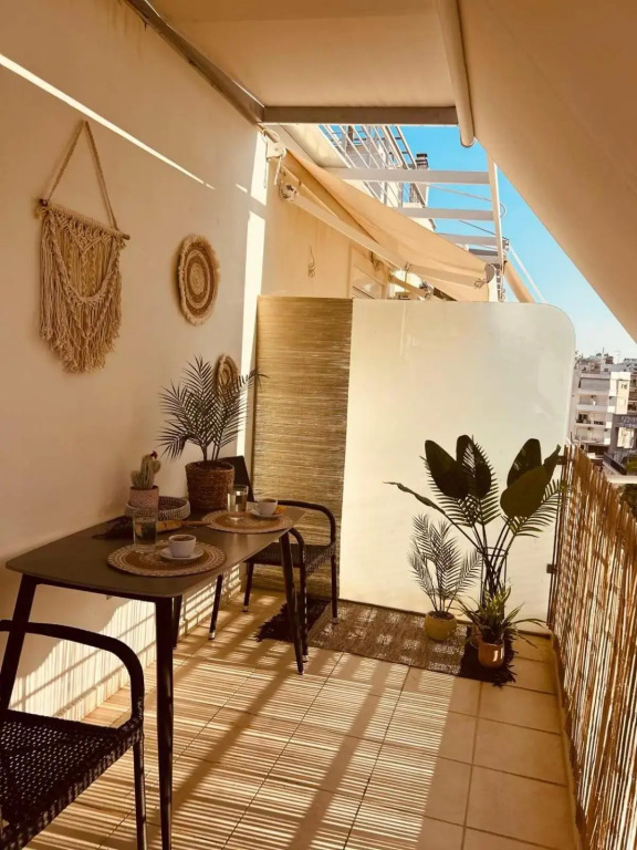 Central & Comfortable, with Acropolis view