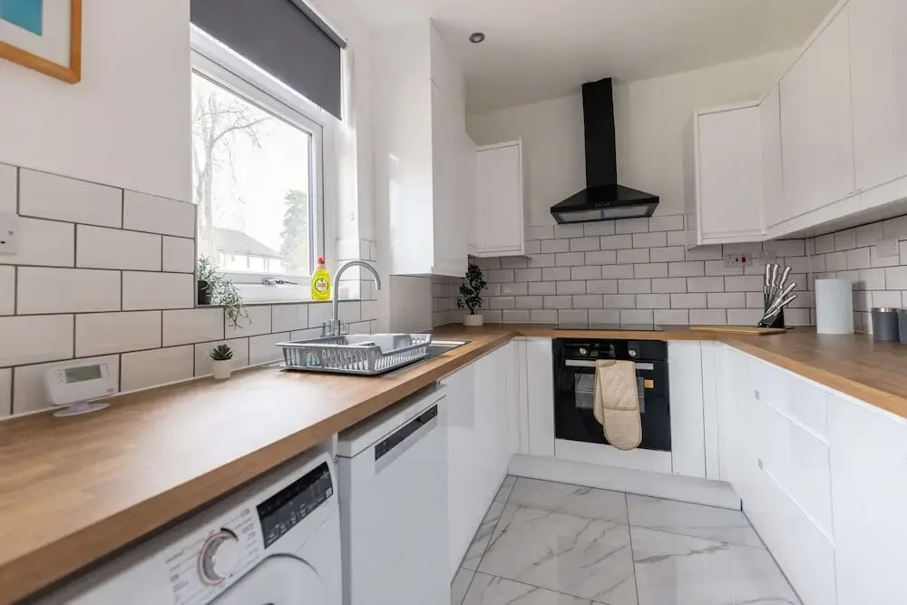 Free Parking - 4 Bedroom House