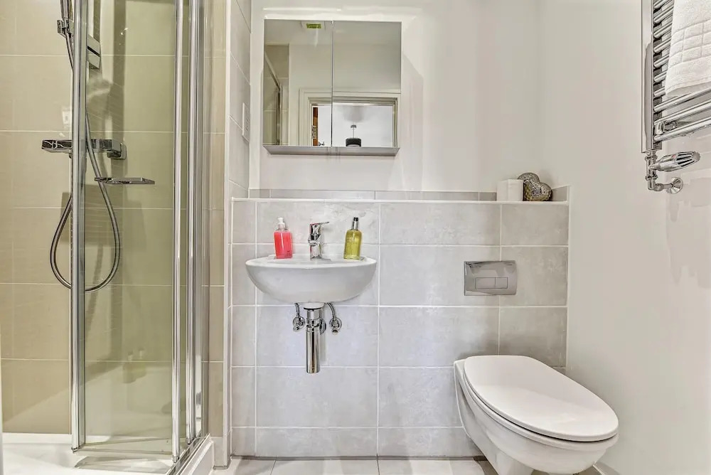 London Heathrow Living Serviced House 4 Bedrooms, 2.5 Bathrooms Up to 9 Beds