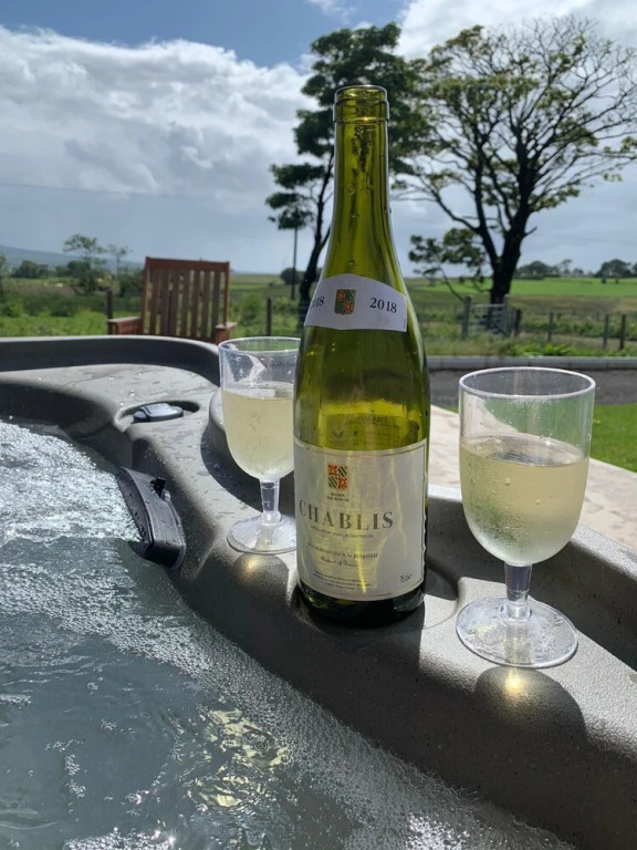 Deerfin Rentals. Private Chalet with Hot Tub