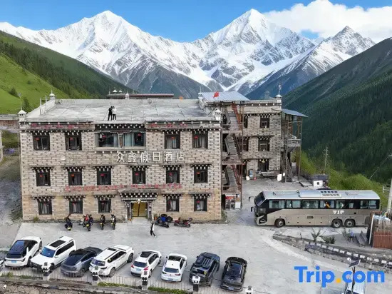 Zhongxin Holiday Hotel (Daocheng Yading Scenic Area New Tourist Service Center)