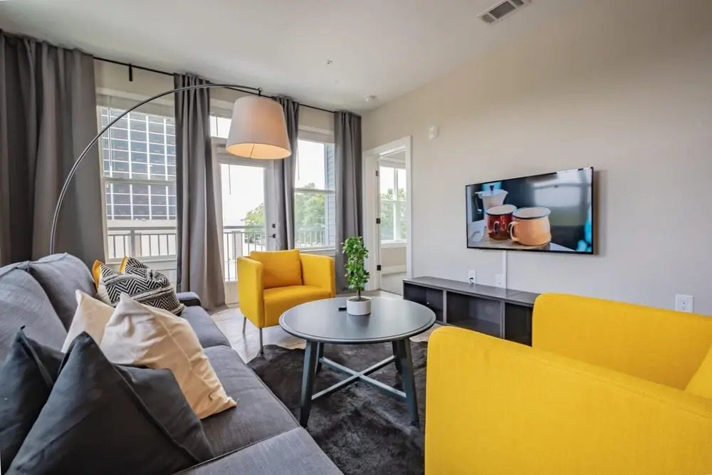 Luxurious 2 BR 2BR Downtown Apartment