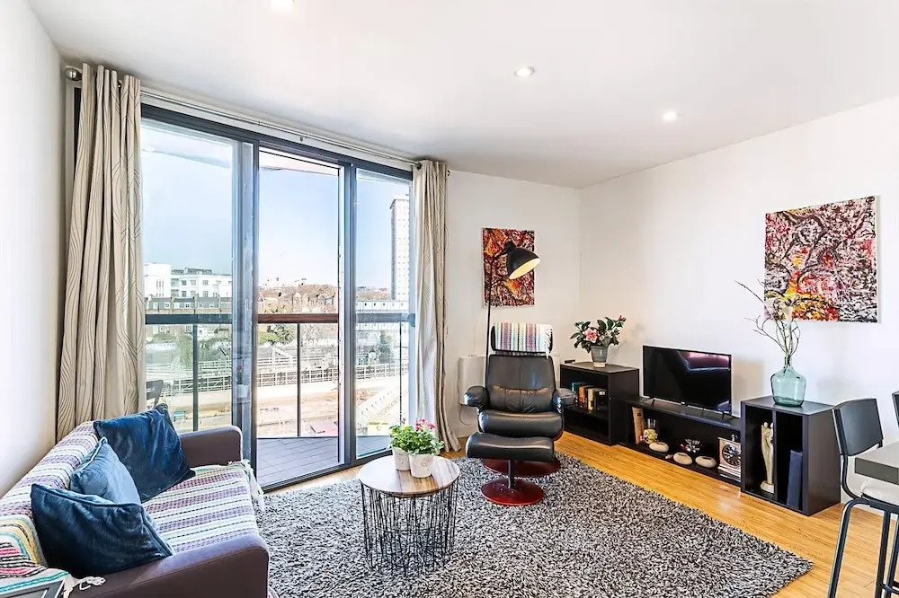 Bright Camden Retreat With Balcony