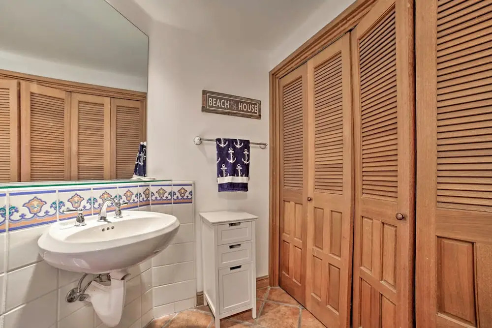 Ocean-view Hamilton Cove Oasis: Pool, Tennis & Gym 2 Bedroom Villa