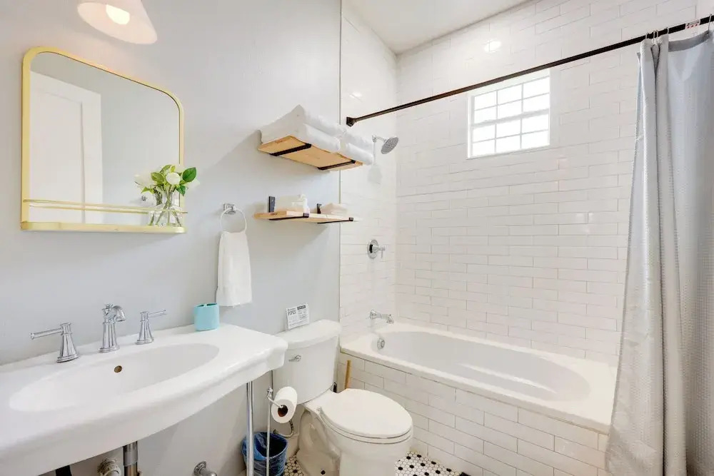 San Antonio Home 2 Mi to Dtwn, Swim Spa!