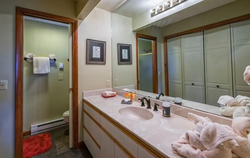 Cedar Lower Luxury Vacation At Windcliff 2 Bedroom Home by RedAwning