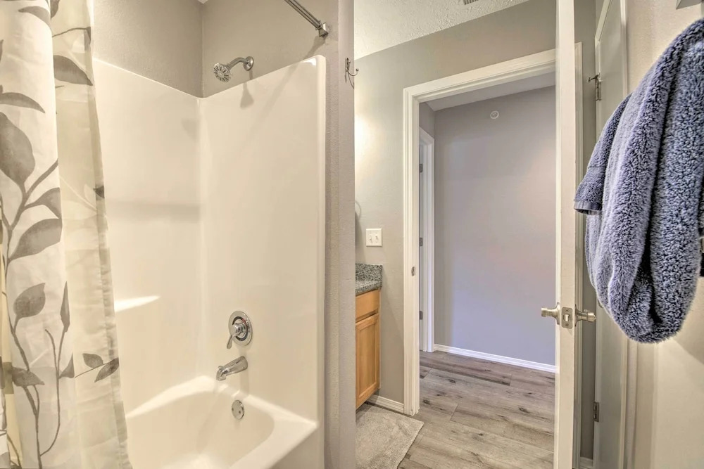 5 Mi to Marvel Cave: Ground-level Branson Apt!
