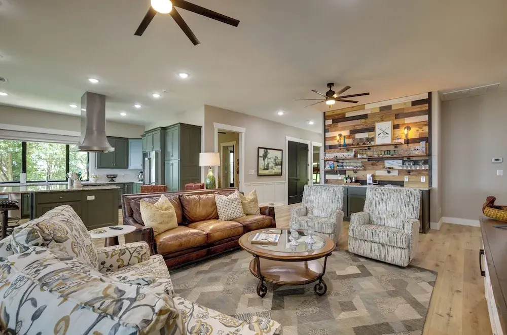 Lakefront Onalaska Home w/ Screened-in Porch!