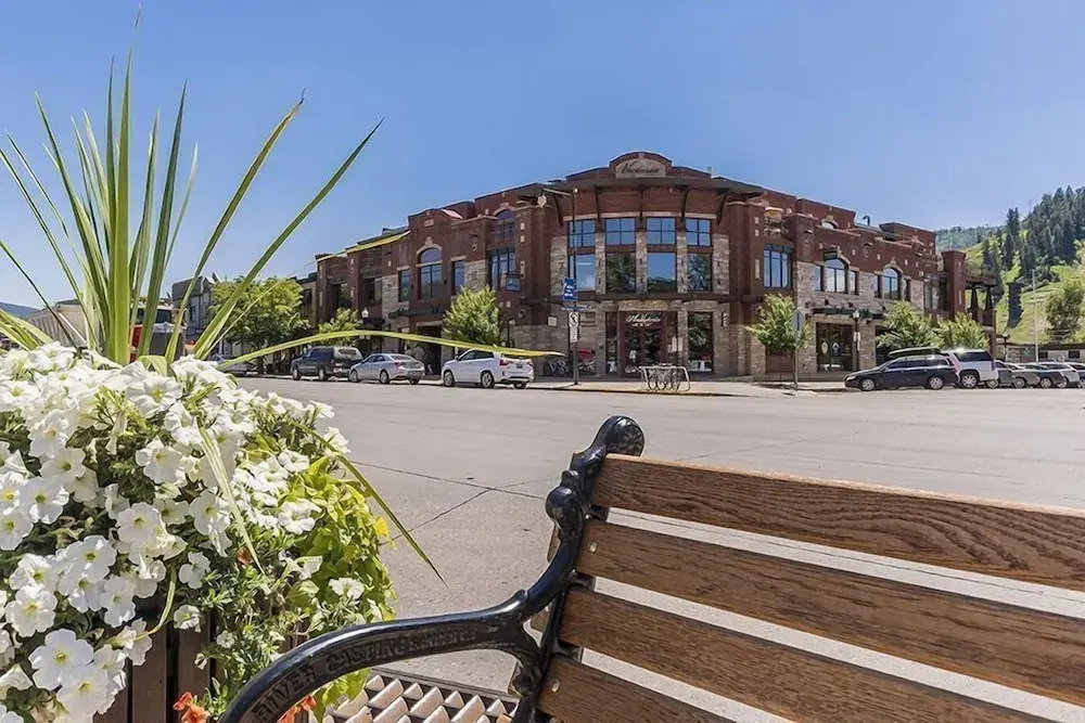 The Victoria 4 1 Bedroom Condo by RedAwning
