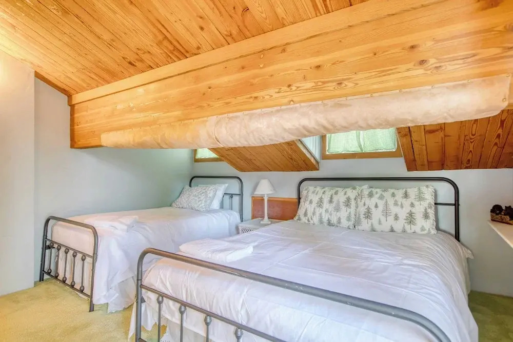 Lakefront w/ Private Dock, Hot Tub, Large Deck, Views Lakeside on Lagunita