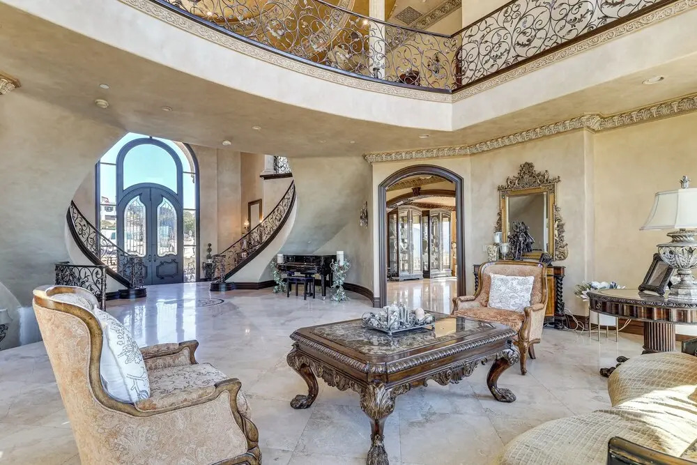 Grand 9,000-sq-ft Estate! Luxurious Socal Getaway