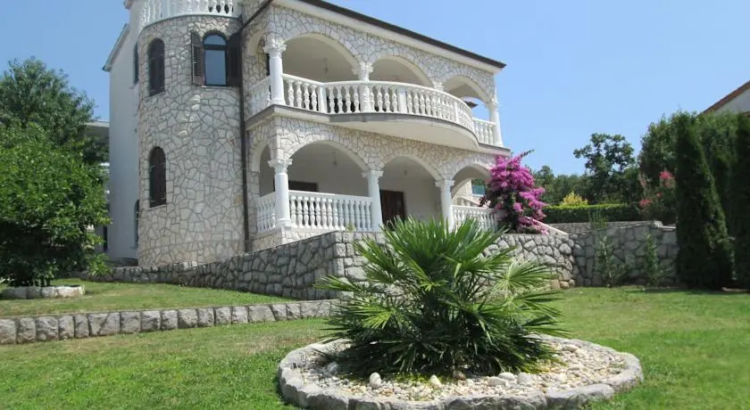 Apartments Sandra with free private parking
