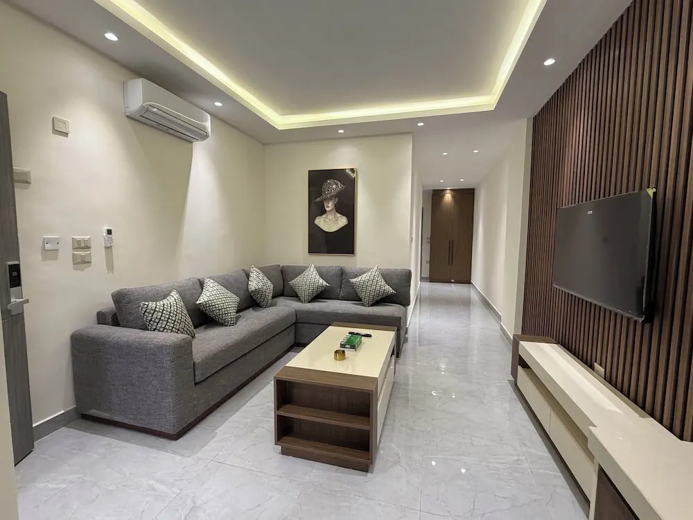 006 JRE Apartment With Stunning Boulevar