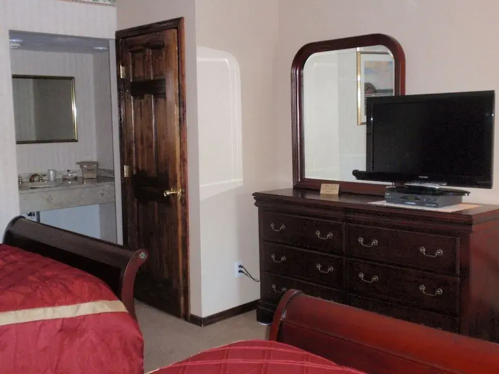 Chalet Inn & Suites