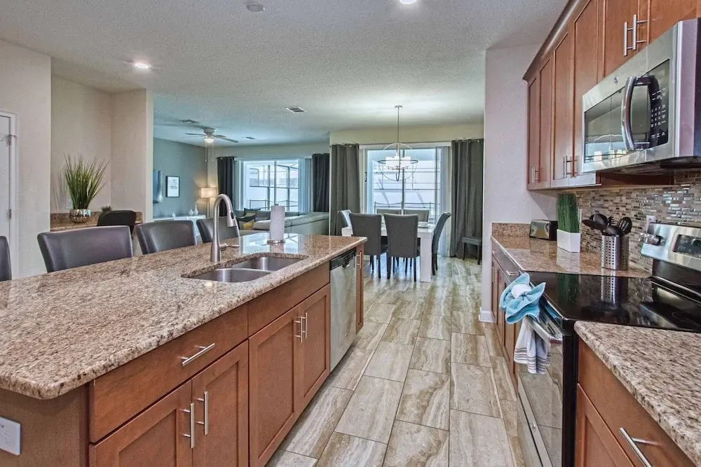 Spacious 6 Bed Home With Pool in Prime Storey Lake
