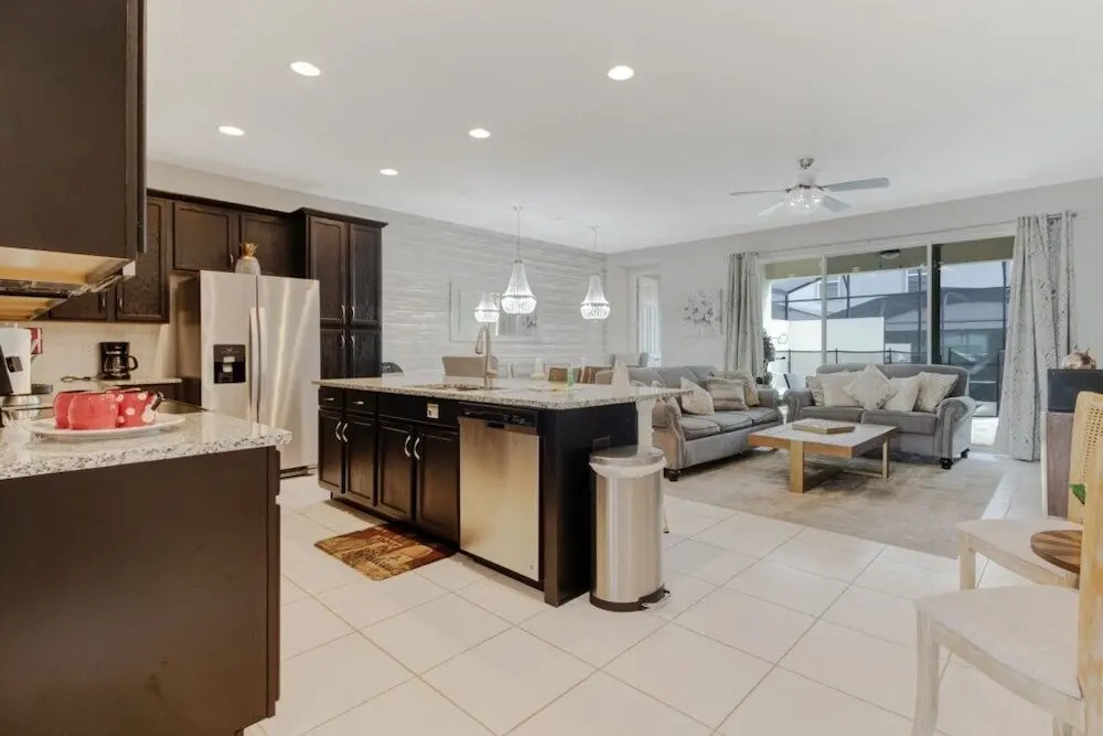 Incredible 5 bed 4 Bath With Private Pool 1598
