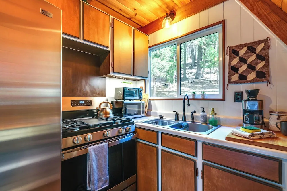Decks, Grills + Fire Pit: Camp Connell Hideaway!