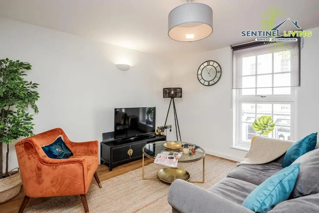 Sentinel Living Serviced Accommodation, Windsor, 2 Bedroom Apartment with Free Parking and WiFi