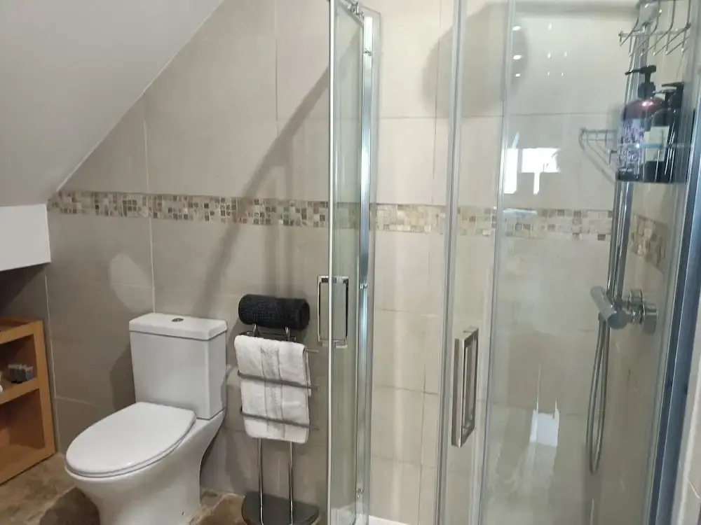 Romantic Chalet- Hot Tub- Games Room-stream-views