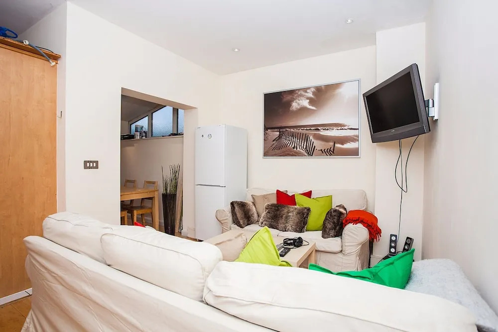 Modern & Spacious Home on Old Kent Road