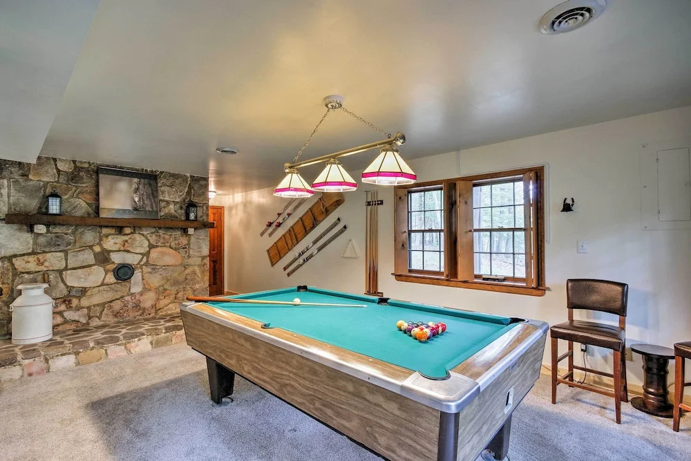 Family-friendly Massanutten Log Home w/ Views!