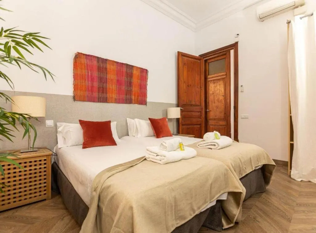 Great Spacious Apartment in the Gothic District City Center
