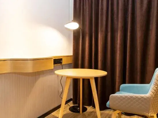 City Comfort Inn Hotel (Wuzhou High-speed Railway South Station Canghai Park)