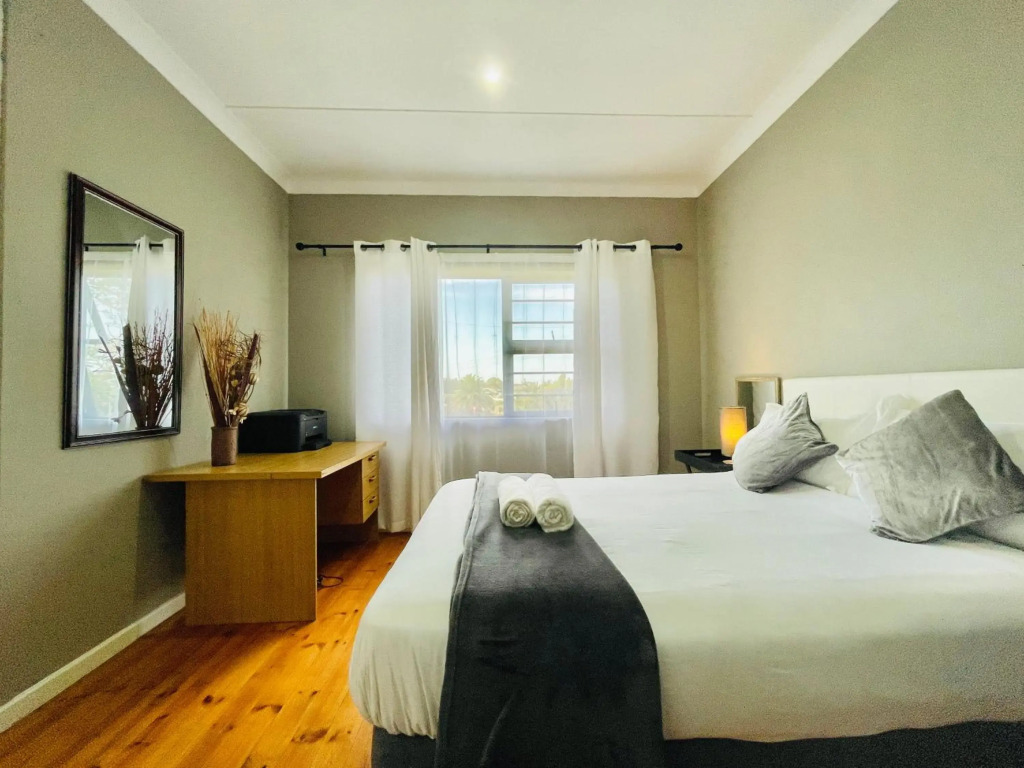 Entire House in Beacon Bay - Golden Location