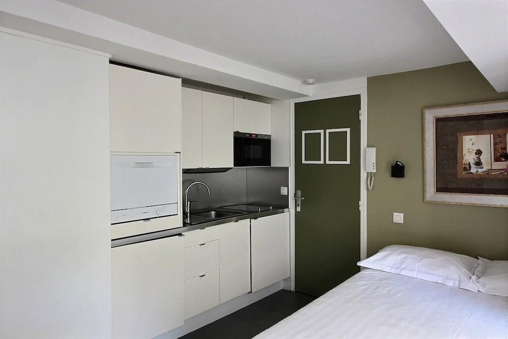 S02434 - Studio for 2 People, Metro Station Sentier