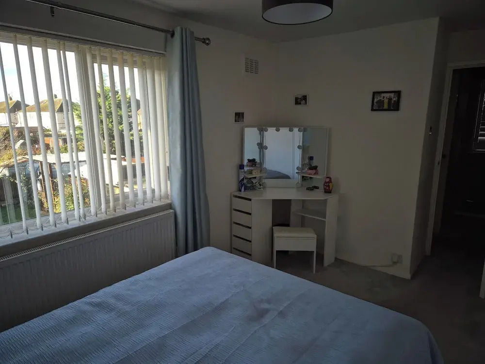 Cosy 1BR Hideaway - Hot Tub, Wifi & Private Pond
