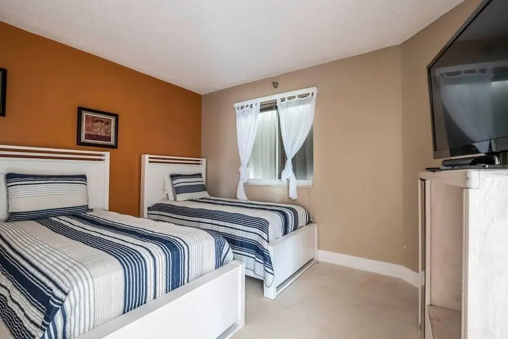 Les Pelicans 404 - 4 People, Sunny Isles Str-01043