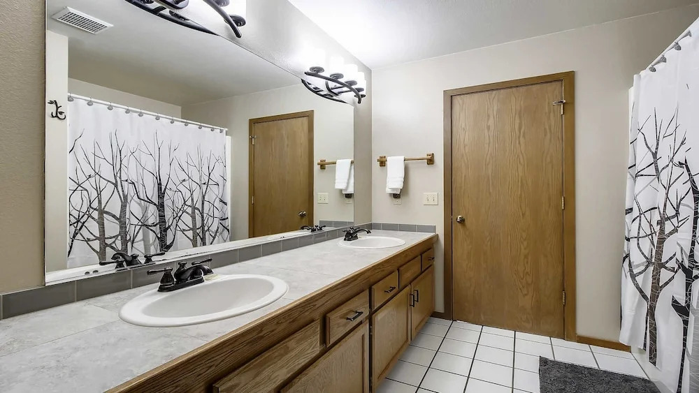 Skyline Condo 02