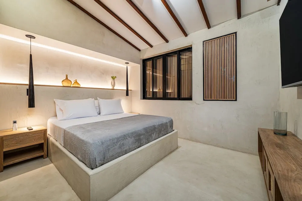 Provenza 6 Bedroom House by HOUSY HOST