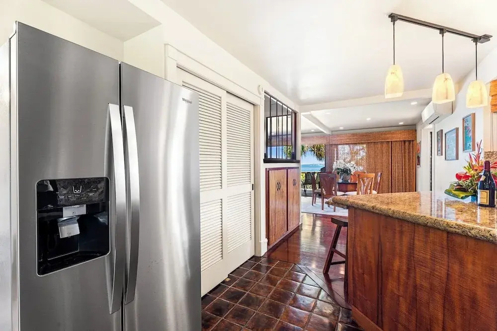 Beautiful Oceanfront - Air-conditioned - Sleeps 6 - Walk to Beach - Vrkcv