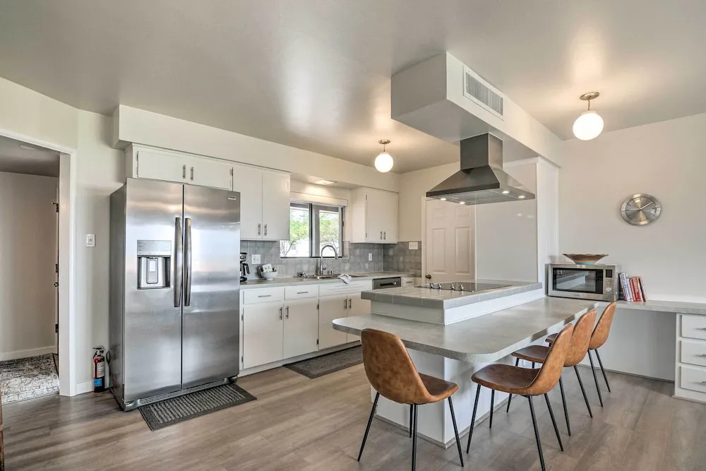 Lake Powell Views: Mid-century Home in Page