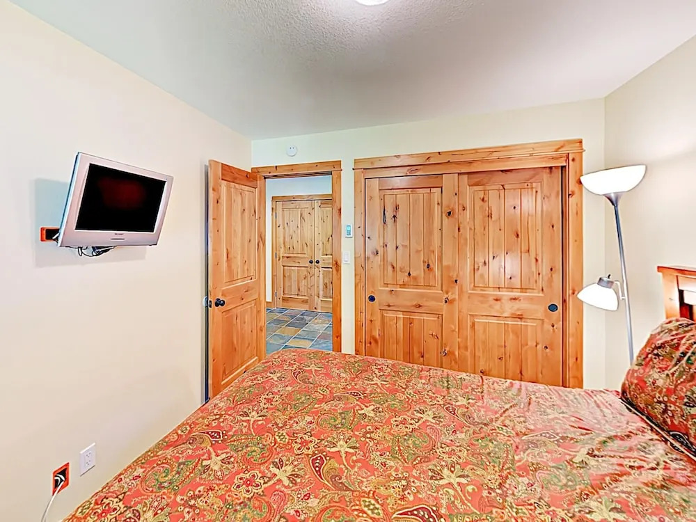 New Listing! Vail Valley Escape, Shuttle To Slopes 3 Bedroom Townhouse