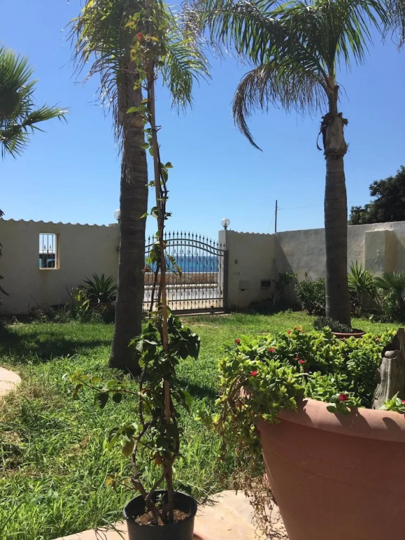 Villa rosa fronte mare