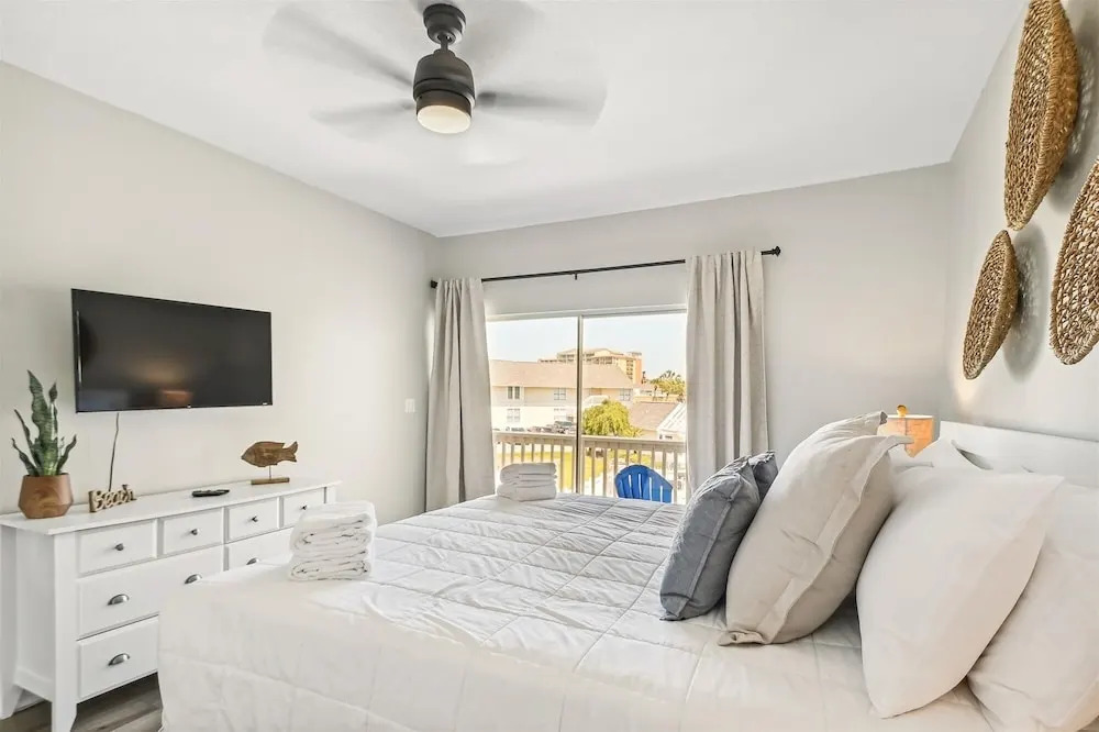 SPC 9232 is a Beautiful recently upgraded 2 BR with Free Beach Service by RedAwning