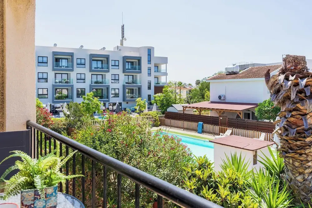 Lazuli 1-BR W Pool & Balcony in Larnaca