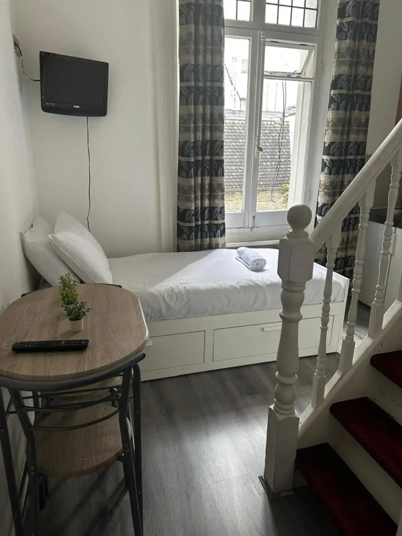 F101-First Floor Flat Fits 3 Near Hyde Park