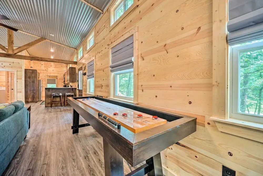 Stylish Cabin by Beavers Bend: Hot Tub & Fire Pit