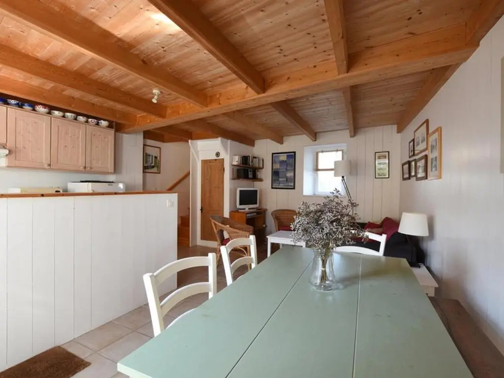 Maison de Charme avec Cour, 2 Chambres, Cuisine Équipée, Proche Village St Clément des Baleines - FR-1-434-74