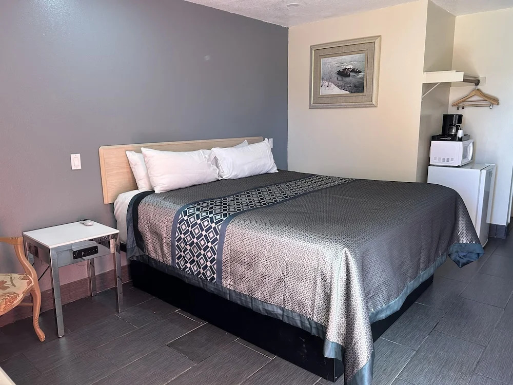California Inn Hotel and Suites Adelanto US 395