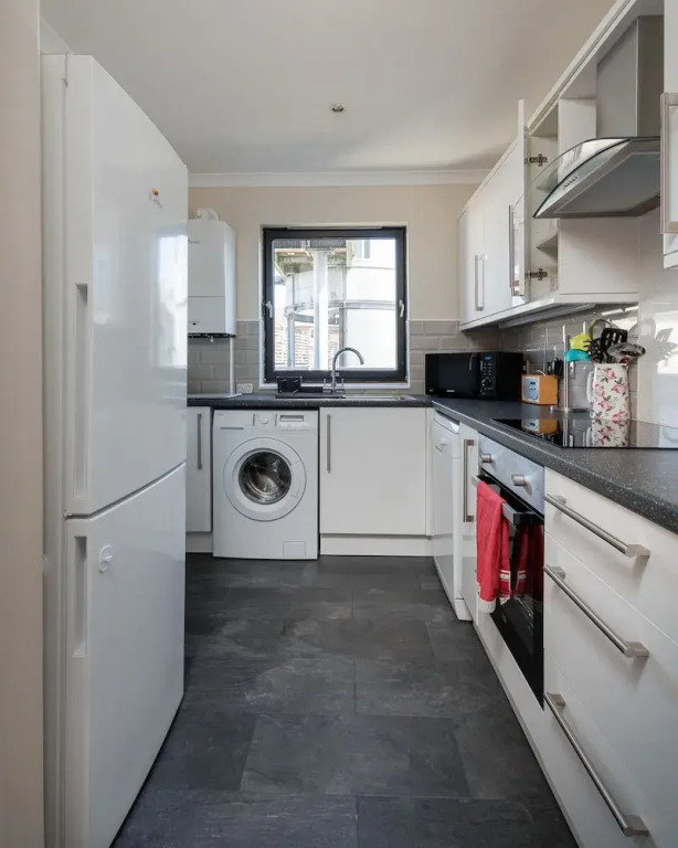 Hillhead Apartment with Roof terrace