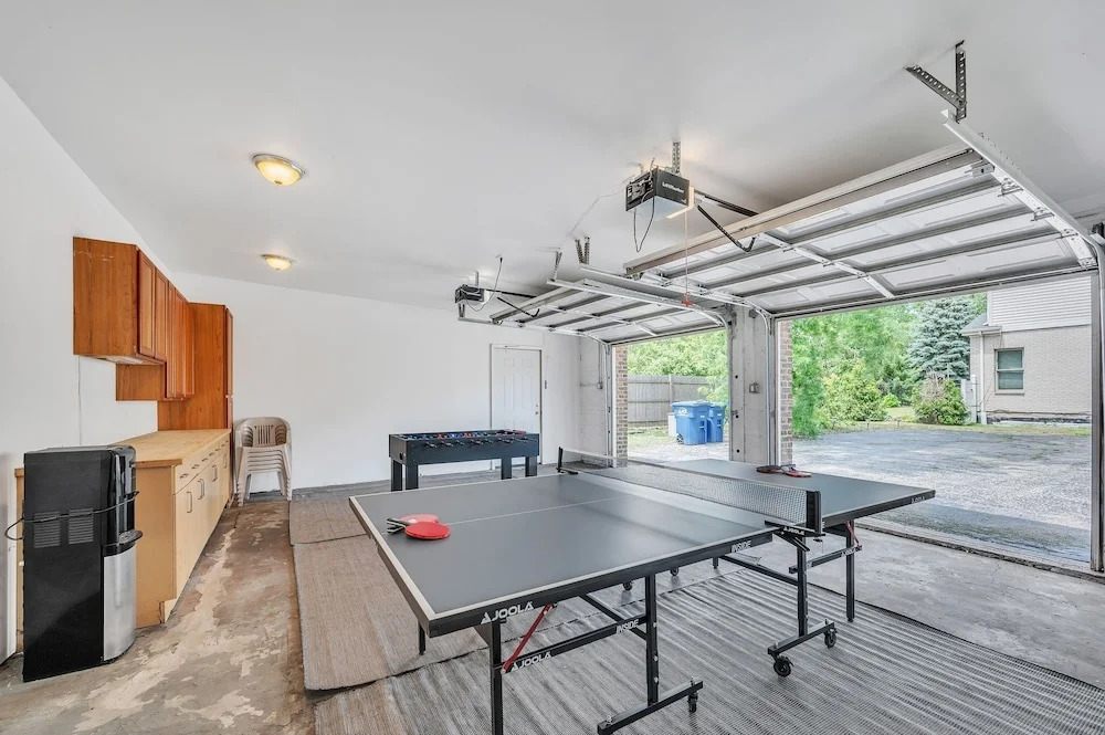 Serene & Charming 5br Des Plaines Getaway 5 Bedroom Home by RedAwning