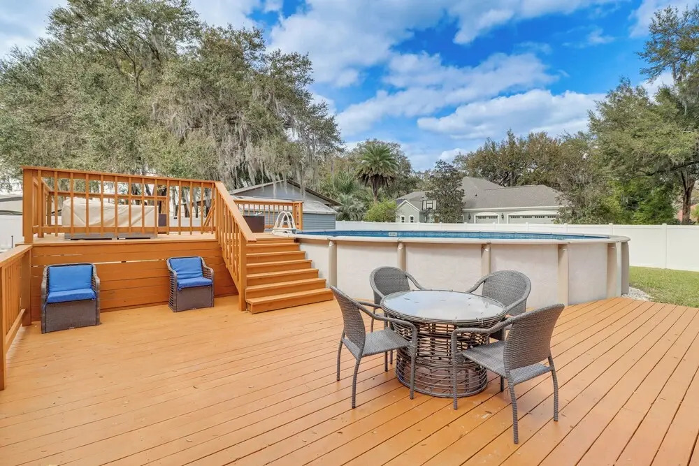Private Pool & Lake Views: Family Home in Oxford