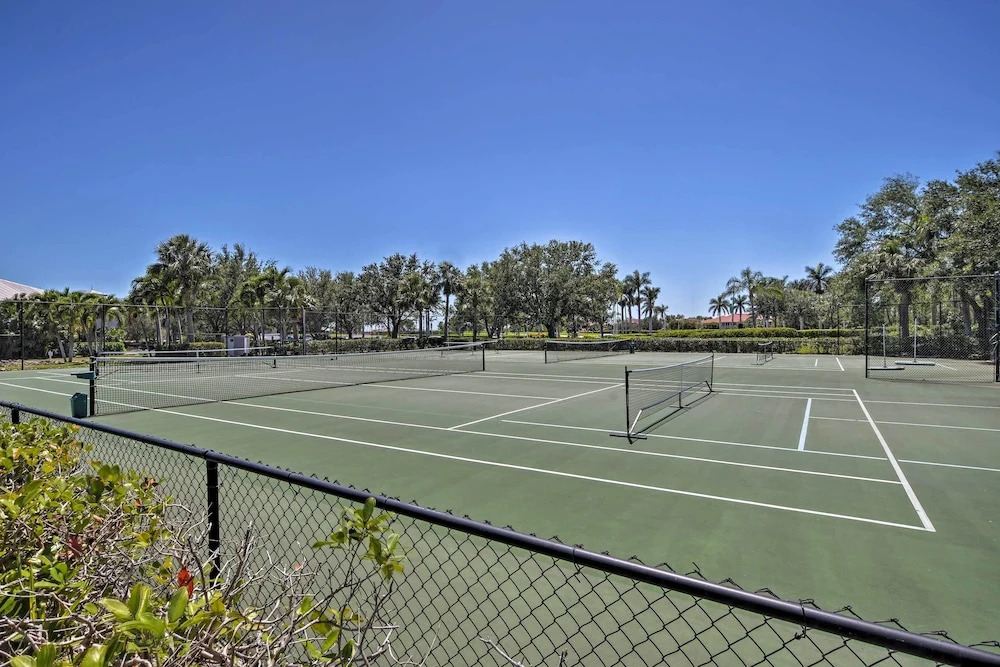Naples Condo w/ Pond Views & Patio - Near Golf!
