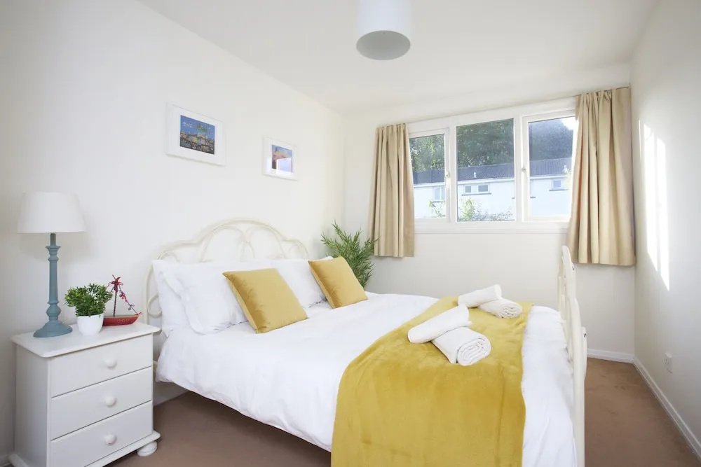 Sleek 2BD House with Garden Heart of Guildford