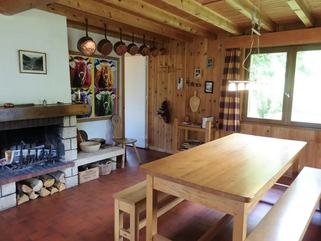 Chalet chaleureux pour 10 personnes avec cheminée et internet, proche des pistes - FR-1-342-224